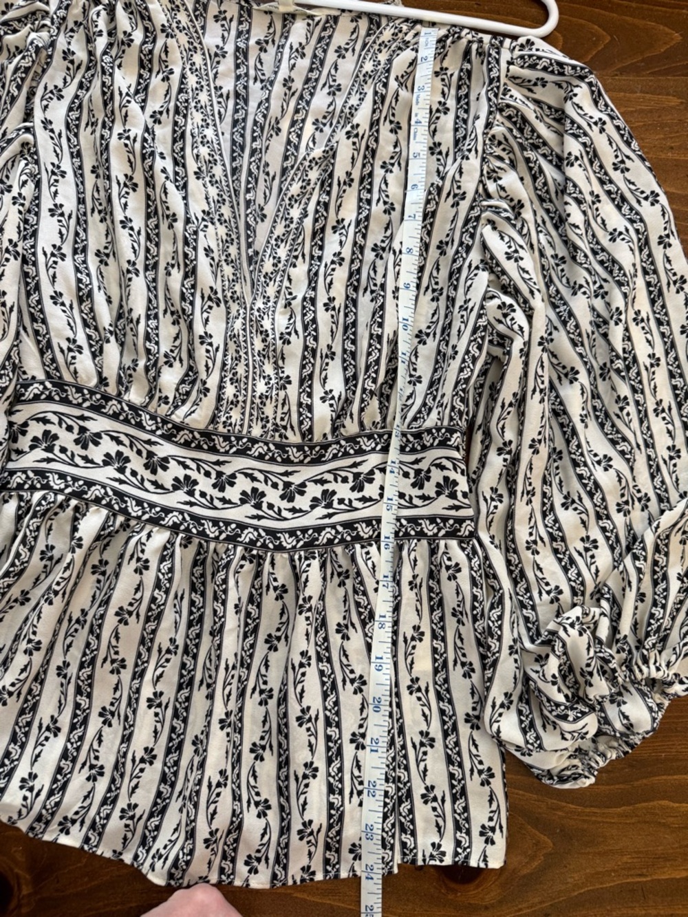 NWT Max Studio cream and black long sleeve v neck top blouse size small - Picture 6 of 9